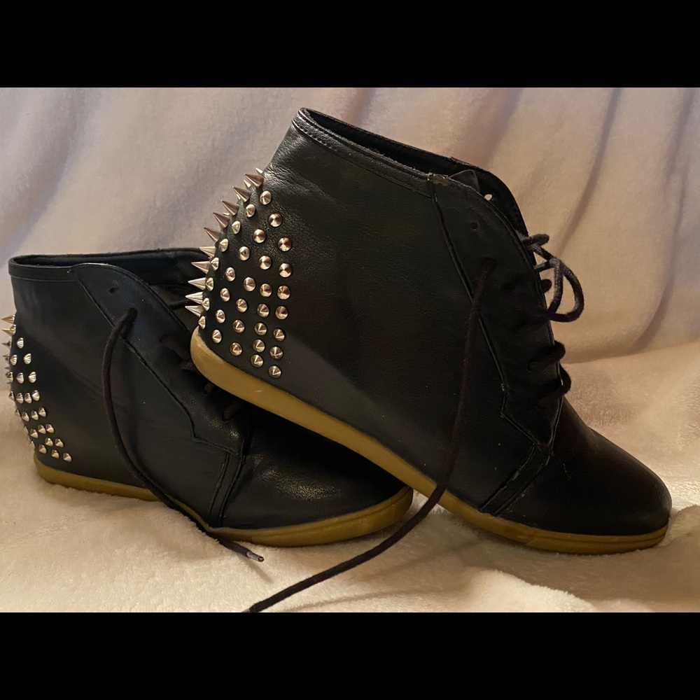 Shoes - Picture 2 of 3